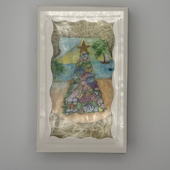 Handmade Coastal Christmas Tree painted on REAL scallop shell - Picture 4 of 5